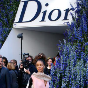 Показ новой коллекции от дома Dior прошел на фоне 400 тысяч живых цветов