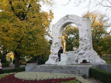Памятник Штраусу