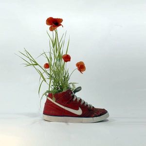 Французский художник создает кроссовки из живых цветов и коры деревьев 