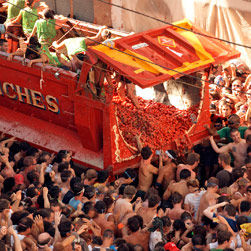 Свое 70-летие фестиваль Ла Томатина отметил 170 тоннами «томатных снарядов»