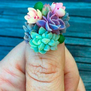 Украшение ногтей живыми цветами – новый хит моды