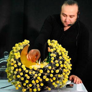 Араик Галстян готовится к новому цветочному рекорду