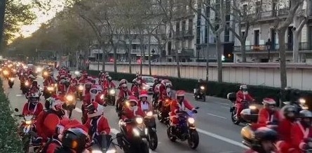 В Барселоне прошел ежегодный мотопробег Санта-Клаусов