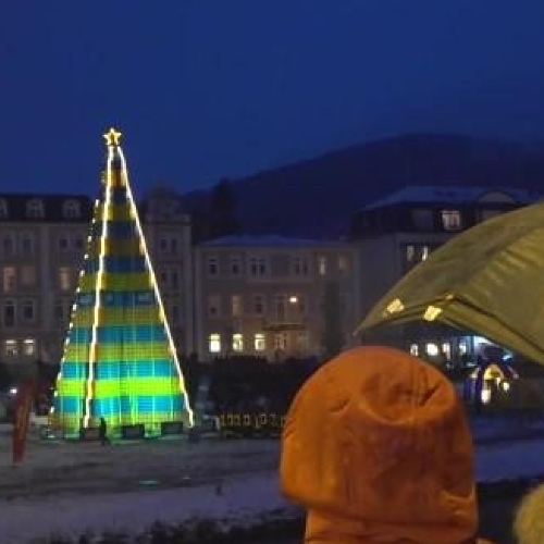 В Баварии соорудили новогоднюю елку из пивных ящиков