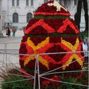 Флористы Краснодара создали пасхальное яйцо из живых роз и хризантем