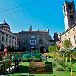 Центральная площадь Бергамо превращена в сад
