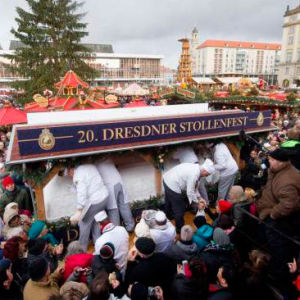 В Дрездене испекли гигантский рождественский штоллен 