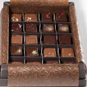 Модный шоколадный тренд - конфеты с запахом сена или лепестками роз